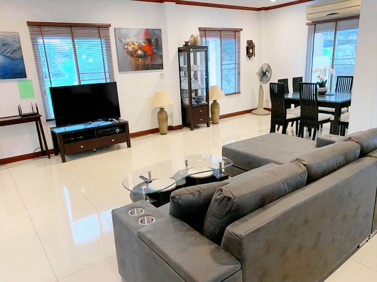 Family-oriented vacation home with private pool | Mountain view | Dogs allowed — photo 5