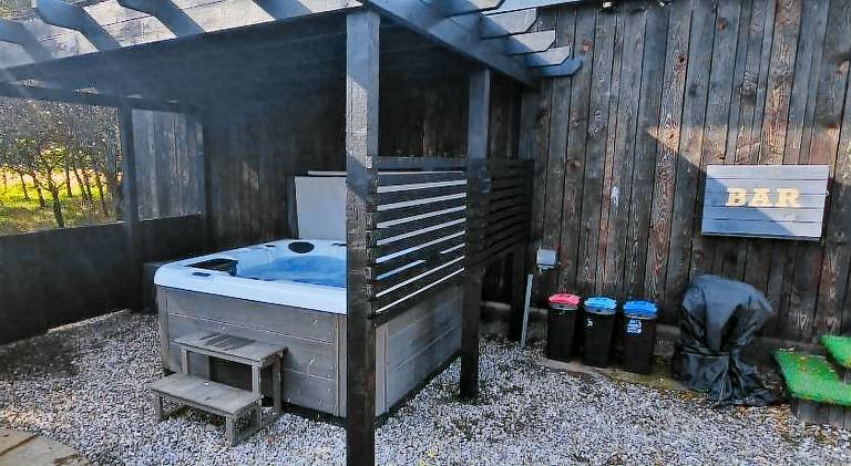 Chalet with jacuzzi — photo 3