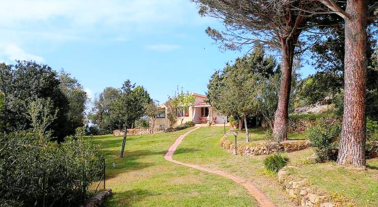 House with patio, barbecue & garden in Baja Sardinia