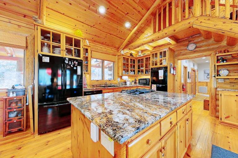 Cabin with patio, grill & yard | Mountain view — photo 5