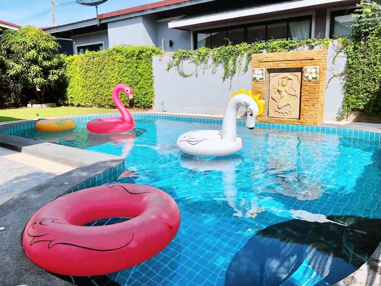 Villa with yard, pool & barbecue in Phetchaburi