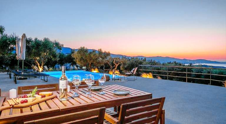 Apartment with pool — photo 4