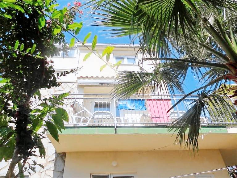 Apartment with barbeque & patio in Okrug