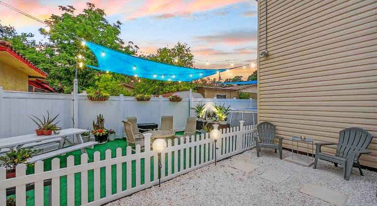 Huge Loft Style 3BR - KING Bed, Pool, WiFi, Washer & Dryer, AC, Free Parking -- IDEAL FOR Medical, B — photo 4
