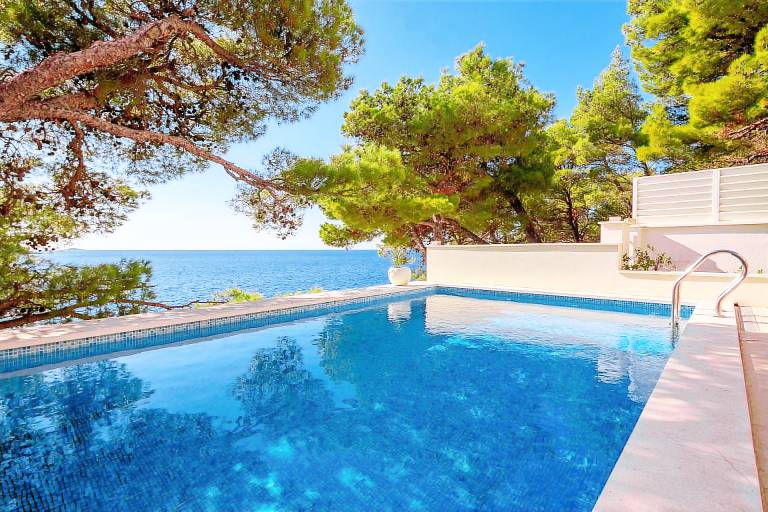 Beachfront Villa Allegria with Pool in Sibenik
