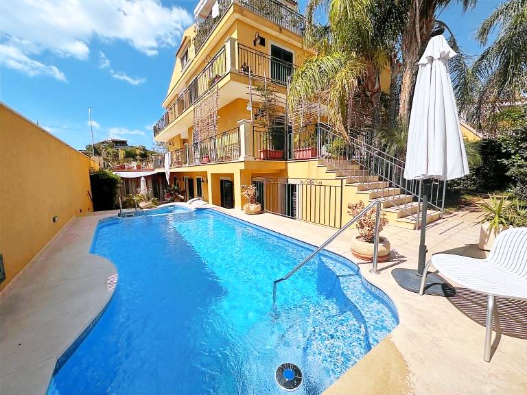 Apartment 'Athena In Villa' with Shared Pool, Wi-Fi and Air Conditioning in Ragusa