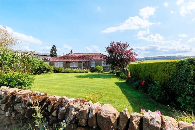Cottage with yard in Scarborough