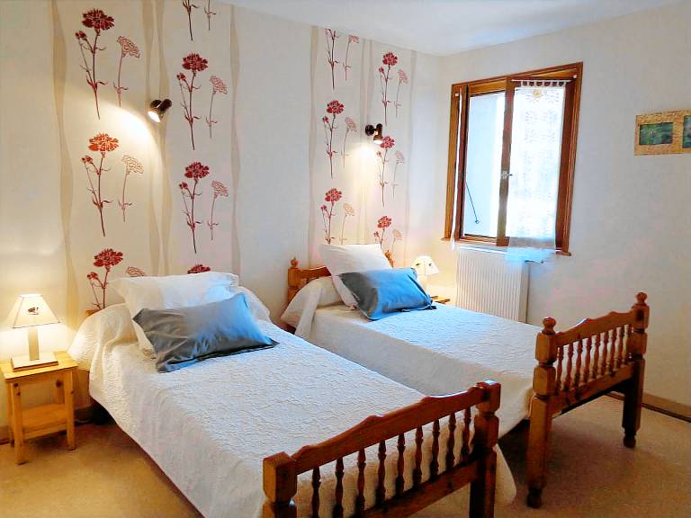 Cozy rental with garden, fireplace, and pet-friendly near Roanne — photo 5