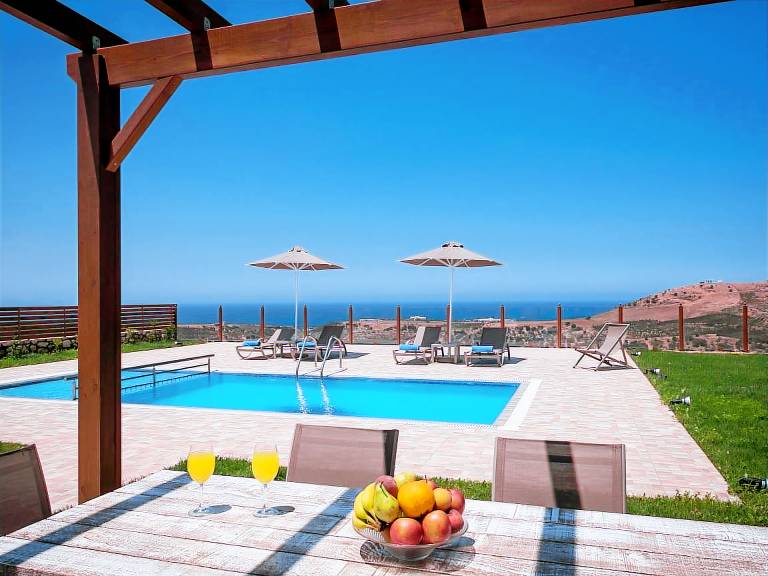 Vacation home with yard, barbeque & private pool | Sea view — photo 2