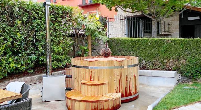 Vacation home with pool & jacuzzi in Pamplona