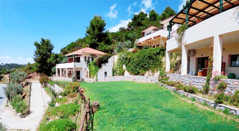 Wonderful serviced apartment with garden & patio | Close to the beach | Pet-friendly in Skiathos