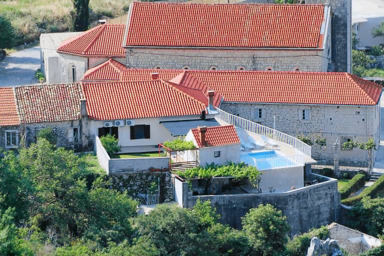 House with barbecue, terrace & garden — photo 2