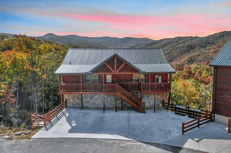 Cabin with private pool in Gatlinburg, TN