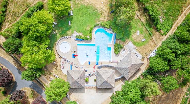 Vacation home with pool, patio & barbecue in Mende