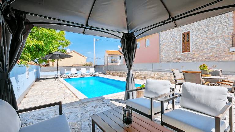 Villa with yard, grill & private pool | Pets are welcome — photo 3