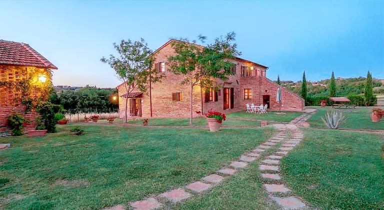 Farm with barbecue, garden & pool — photo 3