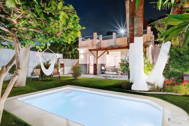Rental apartment with patio, pool & yard in Torremolinos
