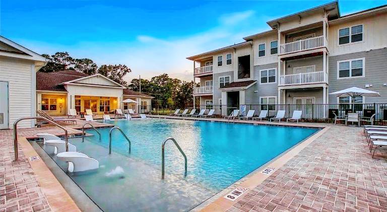 Apartment with pool — photo 3