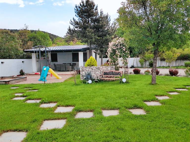 Pleasant vacation home with grill, private pool & yard | Pets are welcome — photo 4