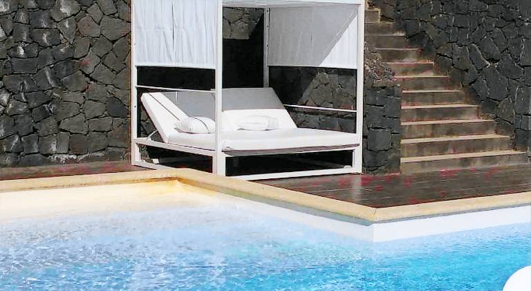 Apartment with pool — photo 5