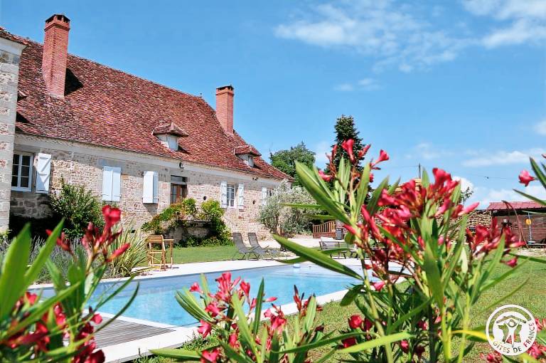 Gite with BBQ, patio & private pool in Figeac