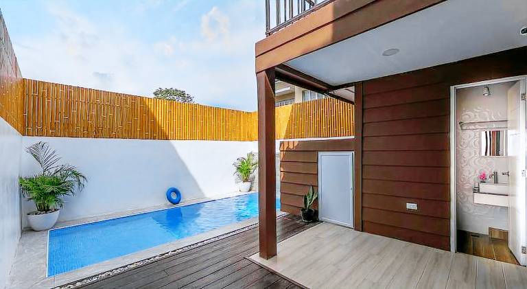 House with pool — photo 5