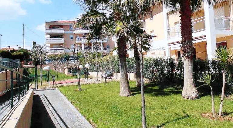 Fully equipped pleasant apartment with patio, yard & private pool | Beach nearby | Pets allowed — photo 4