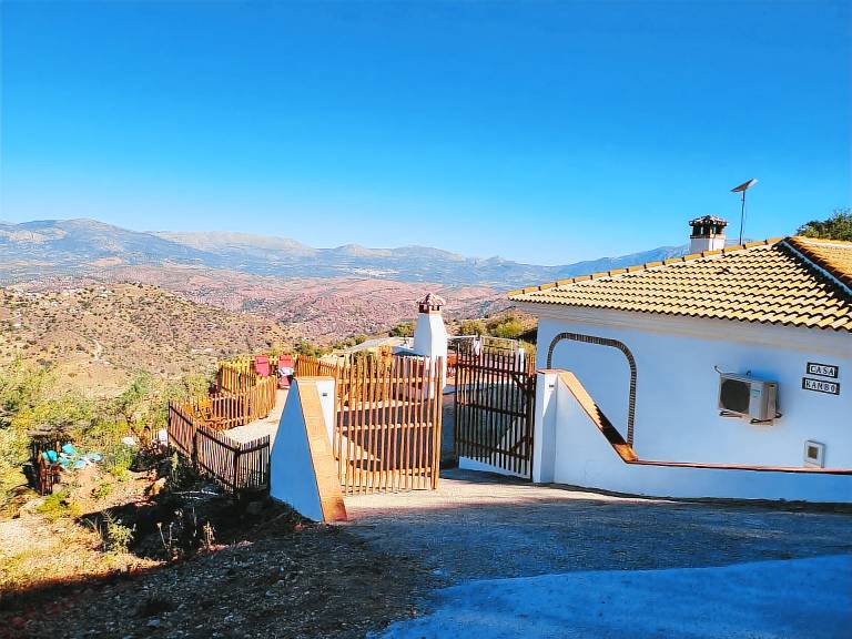 Fully equipped ample house with private pool, patio & barbeque | Mountain view | Dogs allowed — photo 4
