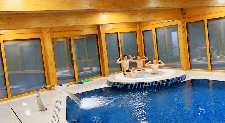 Holiday apartment with hot tub, private pool & patio | Ski nearby | Pets allowed — photo 3