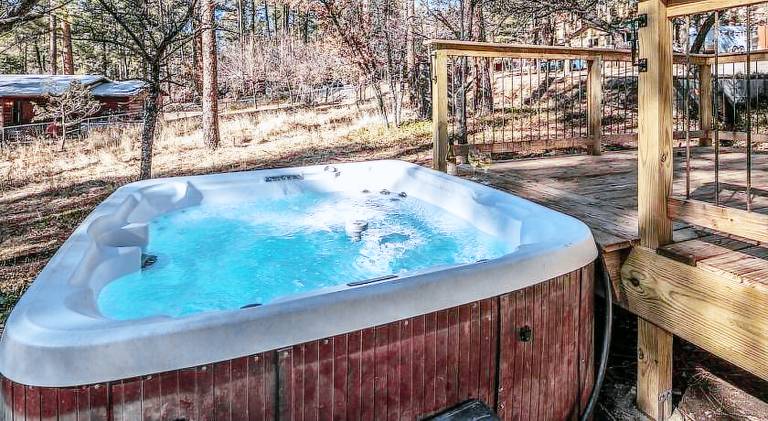 Lovely vacation home with hot tub, patio & grill | Pets allowed — photo 3