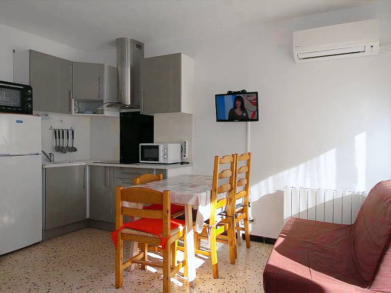 Cozy T1 in Balaruc-les-Bains with Balcony, A/C, and Modern Amenities in Balaruc-les-Bains