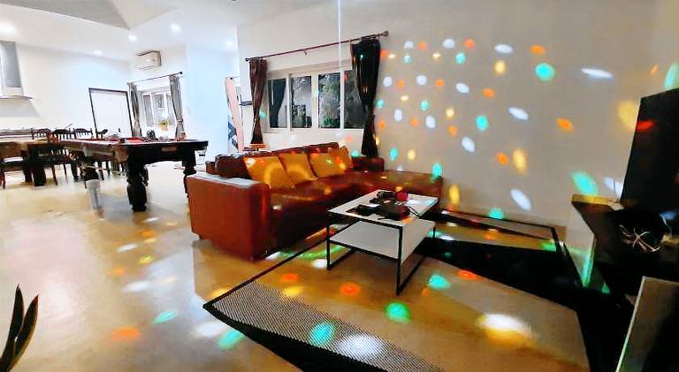 Spacious house with barbeque, private pool & garden | Pets are welcome — photo 4