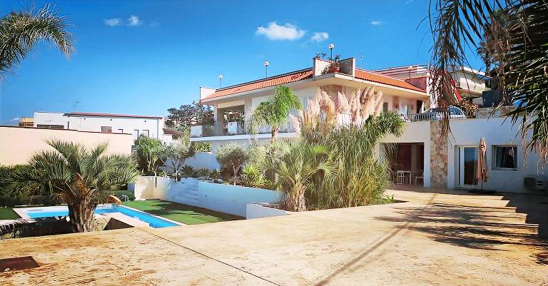 Villa Dwellings With Pool For Exclusive Use — photo 2
