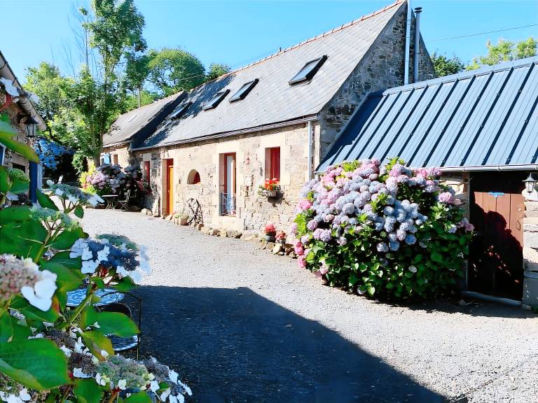Pleasant vacation home with fast internet, terrace & garden | Garden view | Dogs allowed in Morlaix