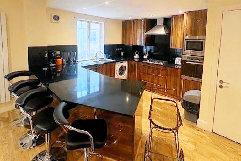 3-Bed Central Apartment - Sleeps 8 & Free Parking — photo 2
