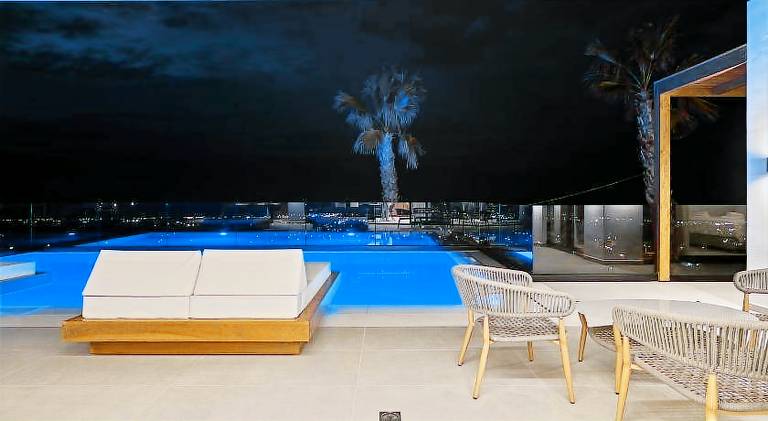 Villa with pool — photo 3