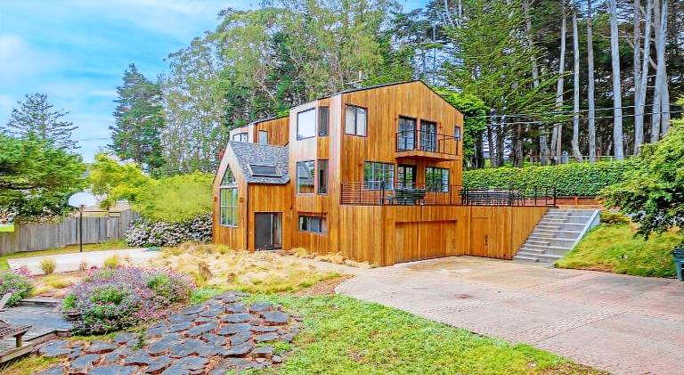 Pleasant vacation home | Pets are welcome in San Mateo, CA