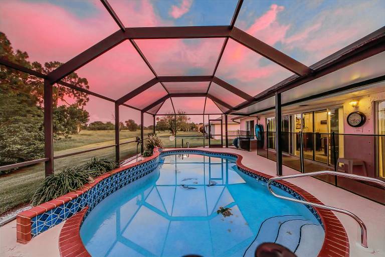 Vacation home with BBQ, private pool & garden — photo 4
