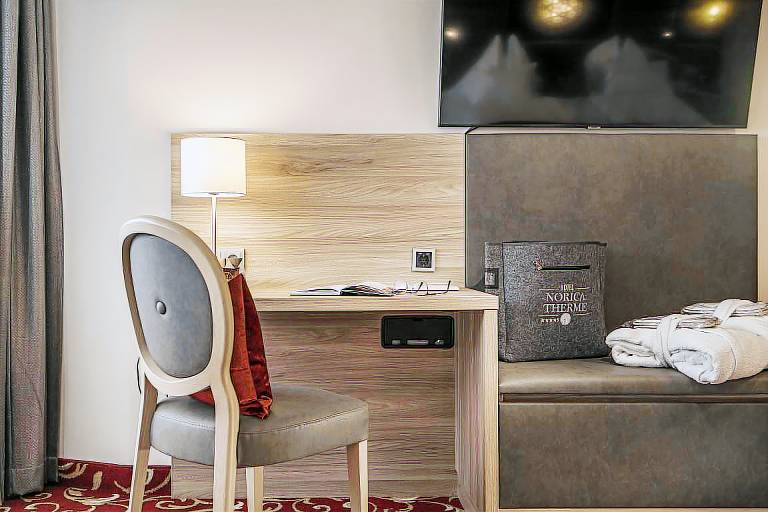 Hotel Norica mit Bademantel direkt in die Therme — photo 4