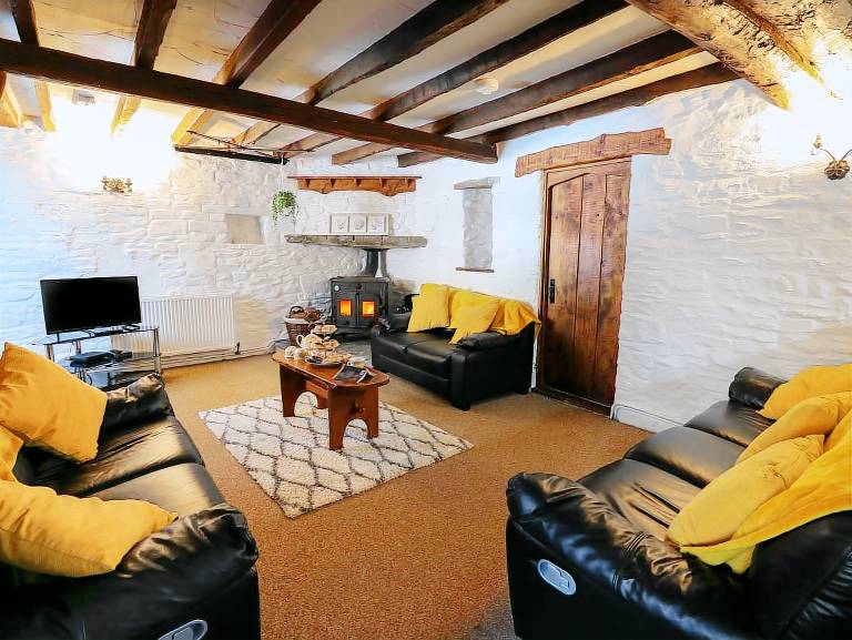 Fully equipped cottage with yard | Pets are welcome — photo 2