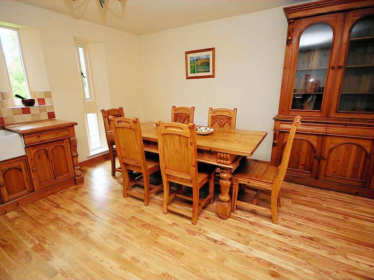Family-oriented cottage with yard, BBQ & hot tub | River view | Pets allowed — photo 5