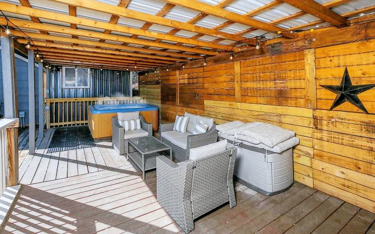 Cabin with patio, jacuzzi & BBQ | Mountain view — photo 5