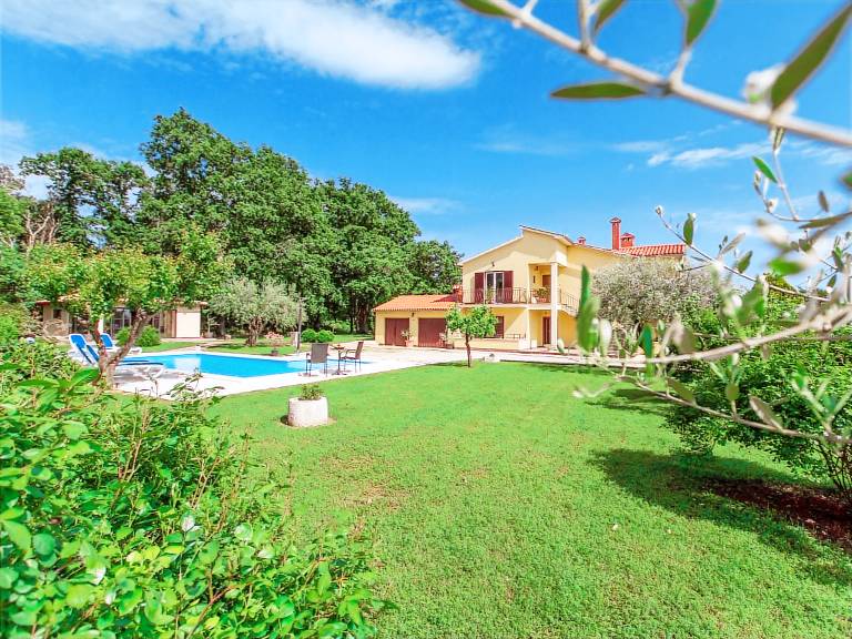 Lovely rental apartment with pool, barbeque & yard | Nature view | Pets allowed — photo 5