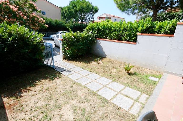 Holiday apartment with garden — photo 3