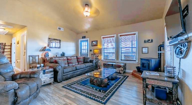 Vacation home with jacuzzi | Pet-friendly in Ruidoso Downs, NM