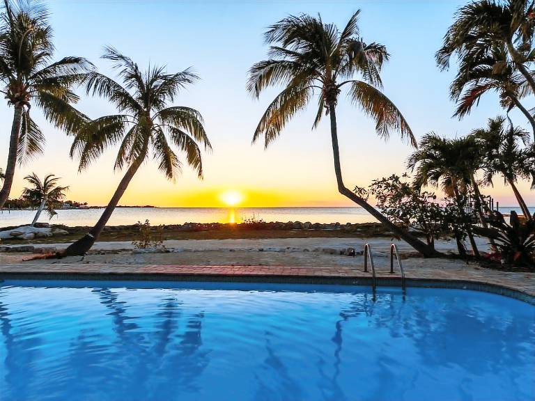 Sunsets in Paradise Gulf Front Pool Home, 22' Dock, Kayaks, Bikes & Paddleboards — photo 2