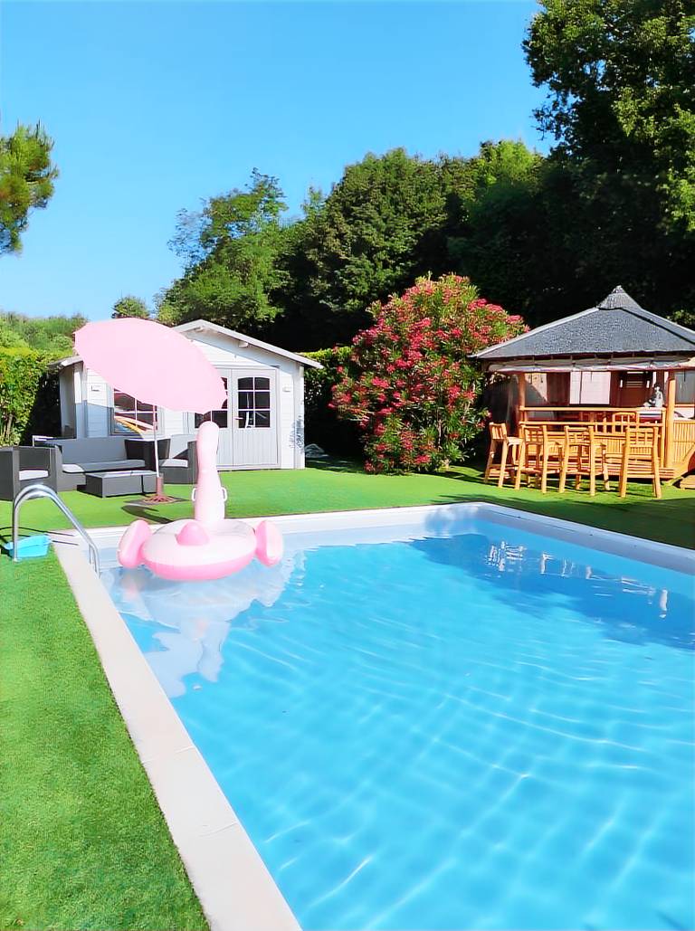 Vacation home with yard, pool & patio | Garden view in Saintes