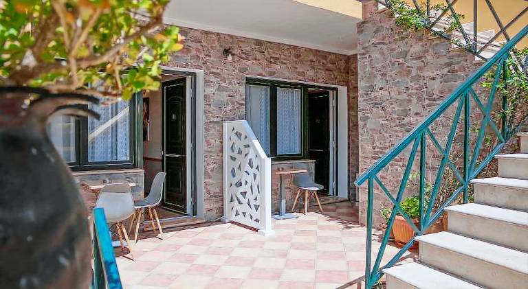 Apartment with yard & terrace — photo 5