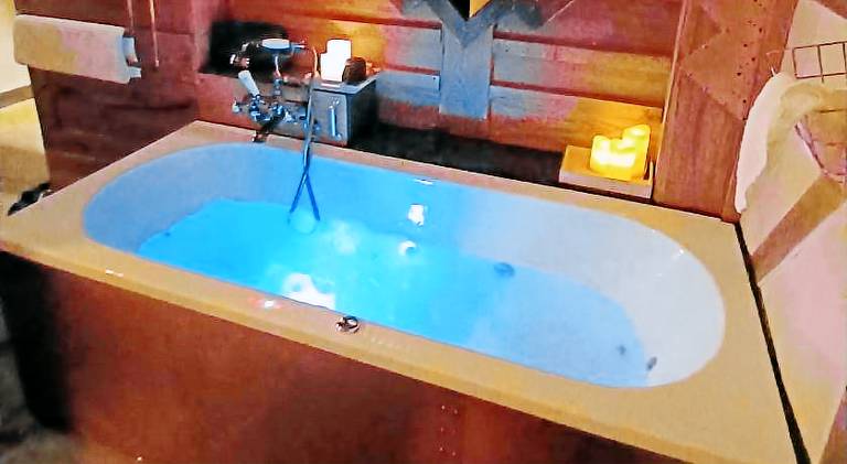 Vacation home with hot tub | Dogs allowed — photo 4