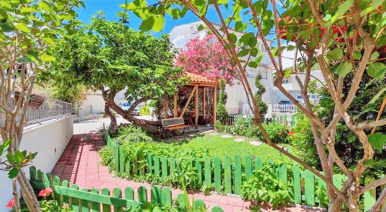 Rental apartment with garden in Brela